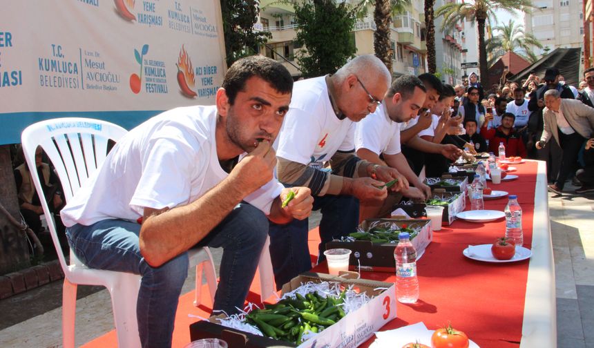 Acı biberi yemek üretmekten daha  karlı: 3 dakikada yarım altın kazandı