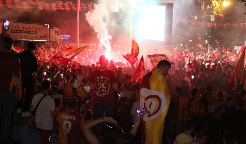 Antalya Sarı-Kırmızıya Boyandı