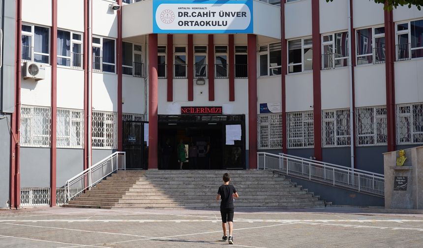 Sınav mı zor, beklemek mi? Antalya’da ailelerin sabır sınavı