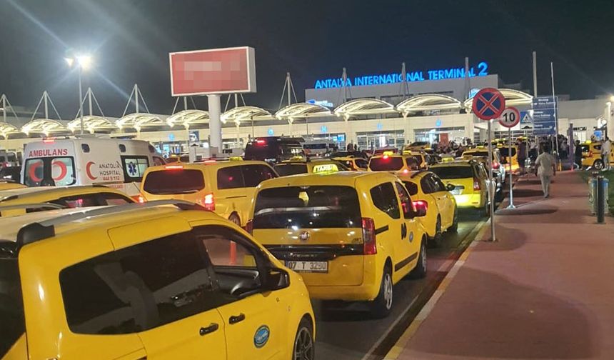 Antalya Havalimanı’nda taksiciler işi bıraktı