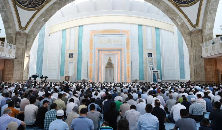 Diyanet Cuma hutbesinde 'lüks' tatili eleştirdi