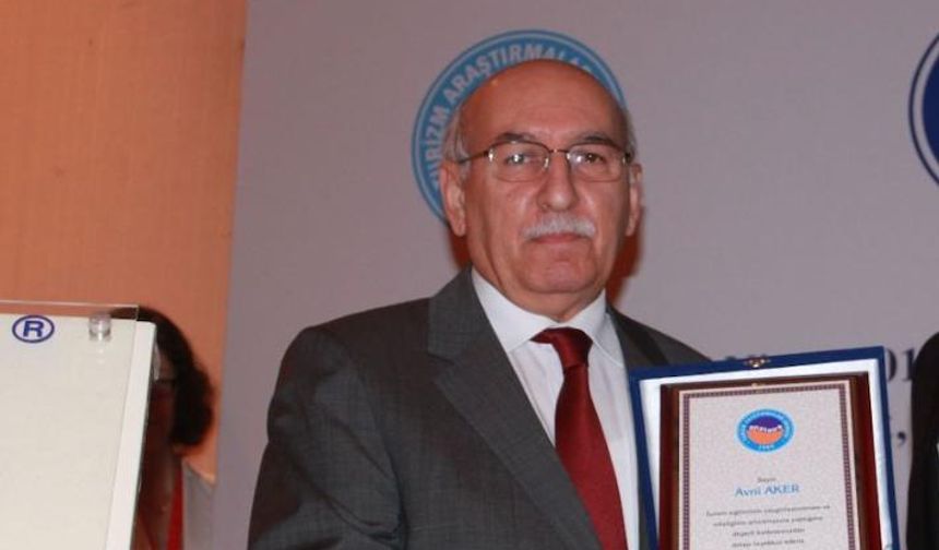 Turizmin duayenlerinden Avni Aker hayatını kaybetti