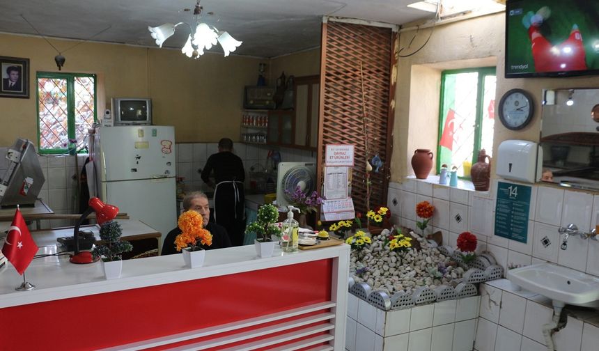 Müşteri değil, müdavim”: Pidecinin ortasında  100 yıllık mezar