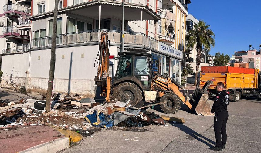 Kepez'de çöp ev mesaisi bitmiyor