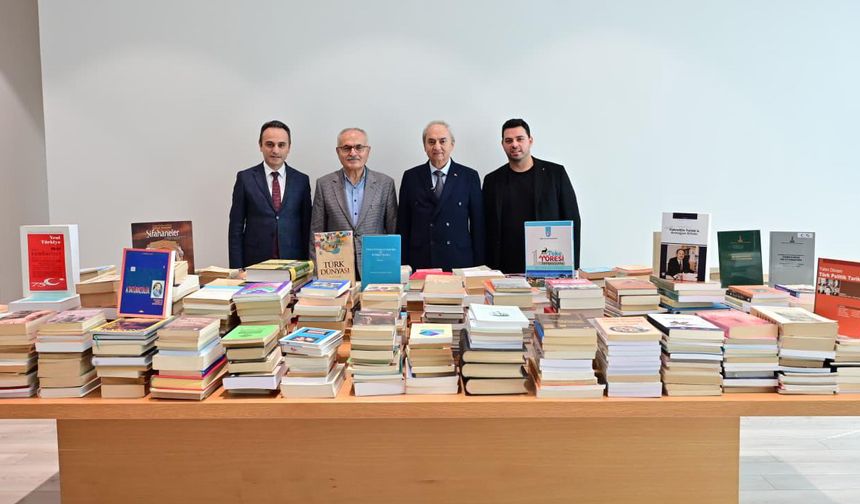 Profesörden Antalya Kütüphanesi’ne 2 bin kitap bağışı