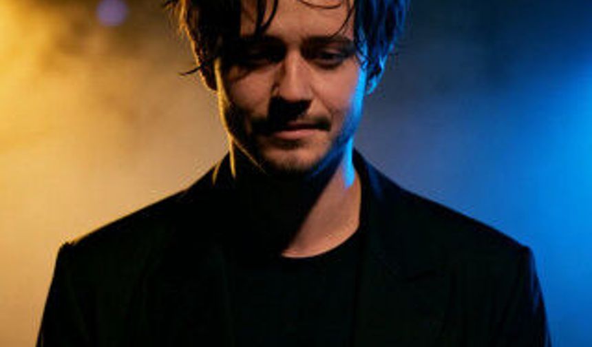 Antalyalı dijital  pop yıldızı Ayros,  daha sahneye çıkmadan yüzbinlerce hayran topladı