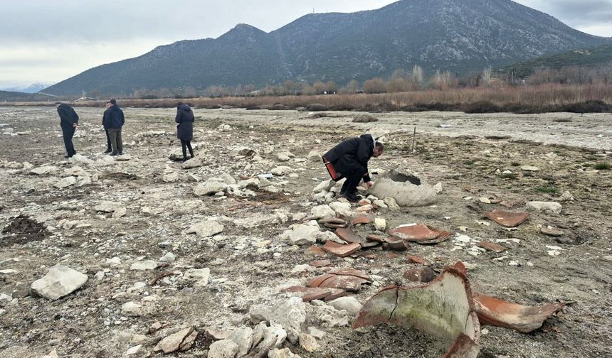 Eğirdir Gölü çekildi, sahilde küp mezarlar ortaya çıktı