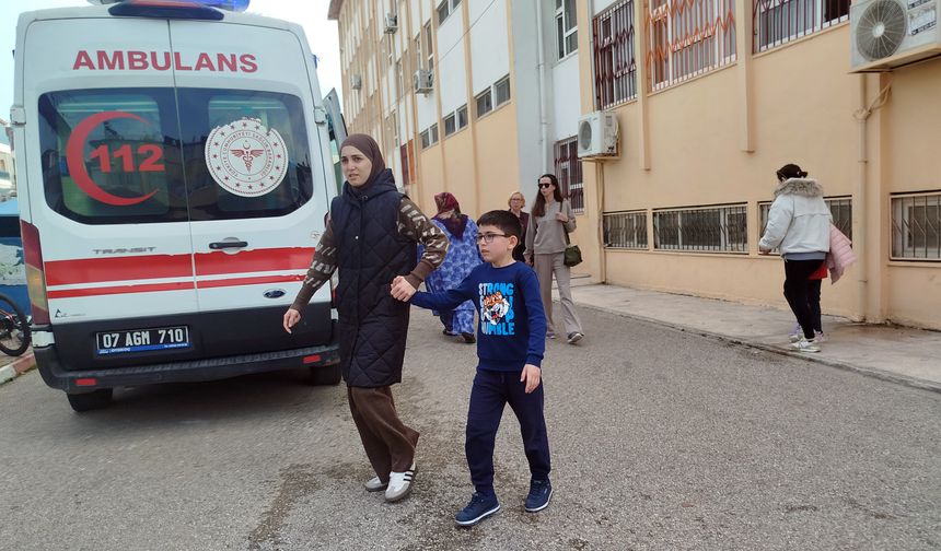 Antalya'da ilkokul'da yangın paniği: Çocuklar tahliye edildi
