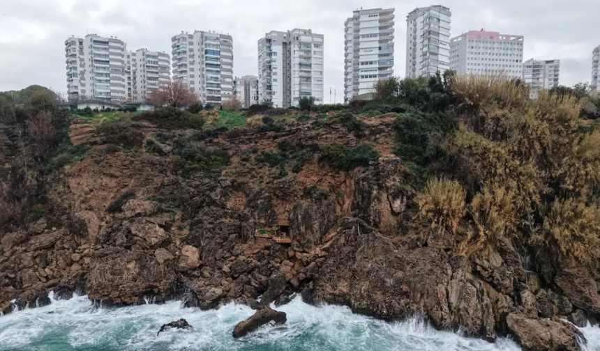 Antalya Falezlerinde Kaçak Yapı Skandalı