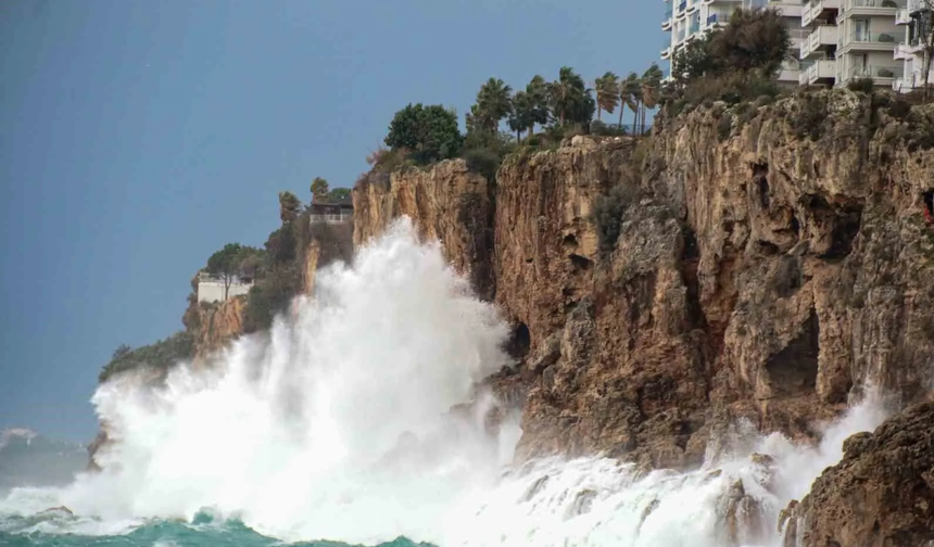 Antalya İçin Kuvvetli Yağış ve Fırtına Uyarısı