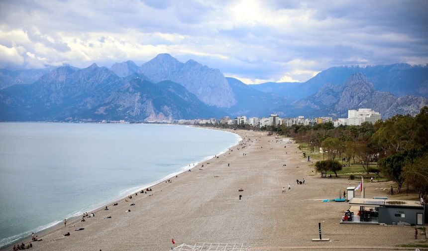 Antalya’da arefe günü sahil keyfi