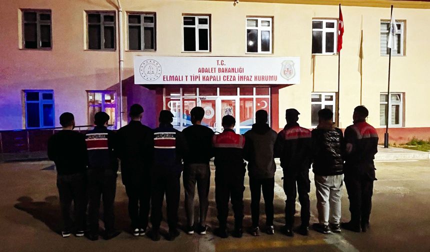 Cezaevine yasaklı madde sokmaya çalışırken yakalandılar