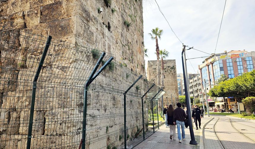 Tarihi burçlara tel örgü, titreşimin zararına çare olur mu?