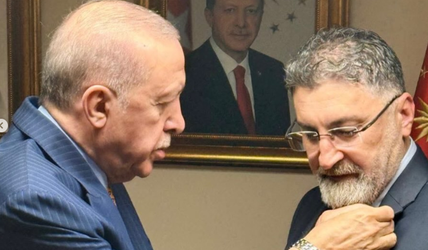 Gerekçesiz CHP'den ayrılan Kumbul'a AKP rozeti takıldı