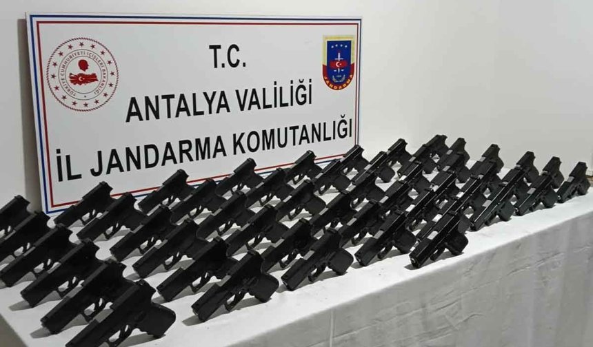 Antalya'da çok sayıda ruhsatsız silah ele geçirildi