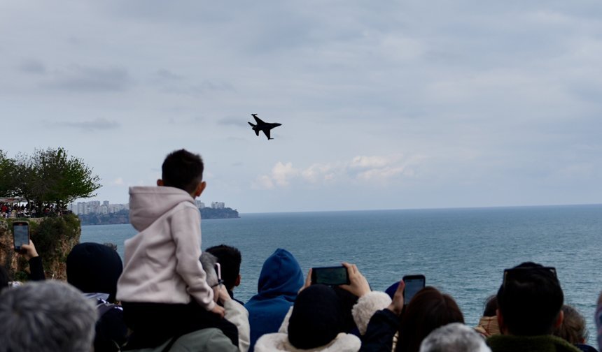 SOLOTÜRK Antalya semalarında nefes kesti