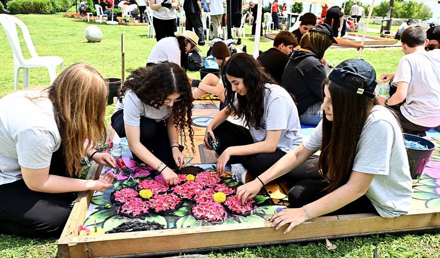 Muratpaşa’da çiçekler sanat eserine dönüşüyor