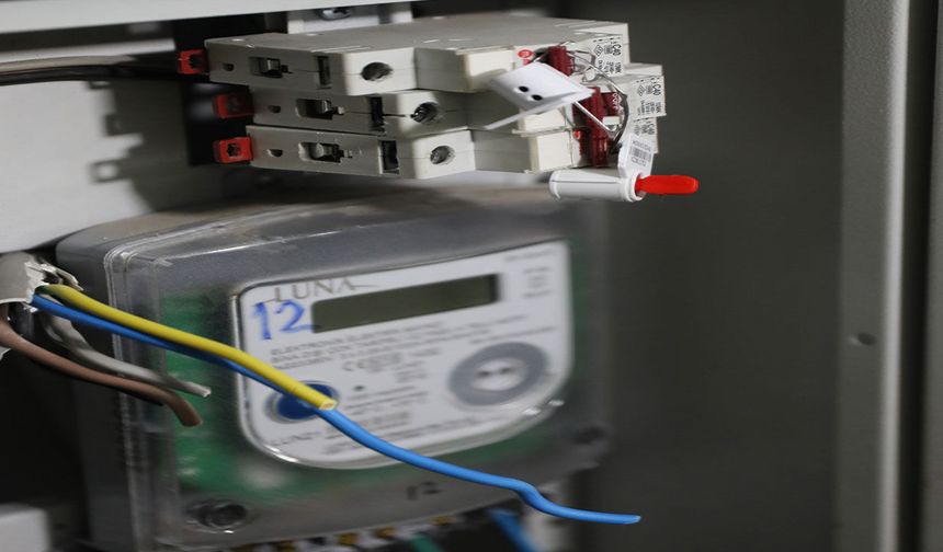 Bina sahibinin borcu yüzünden apartman 6 gün elektriksiz kaldı