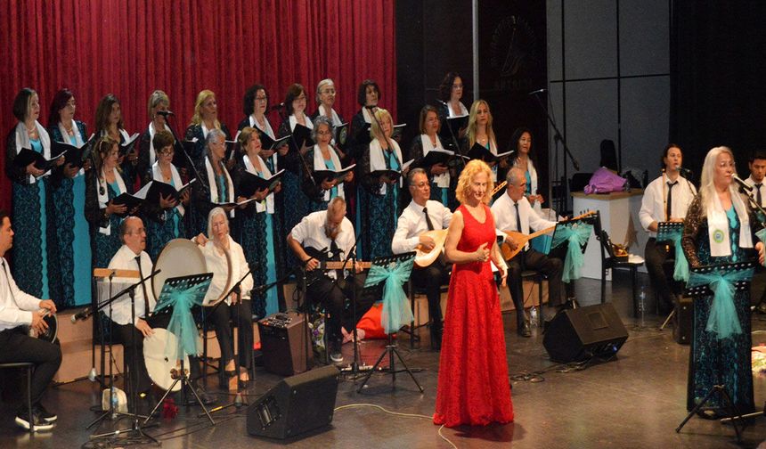 Kadın karavancılardan türkü konseri