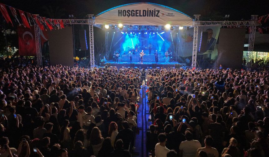 Kemer'de fener alayı ve Dedublüman konseri