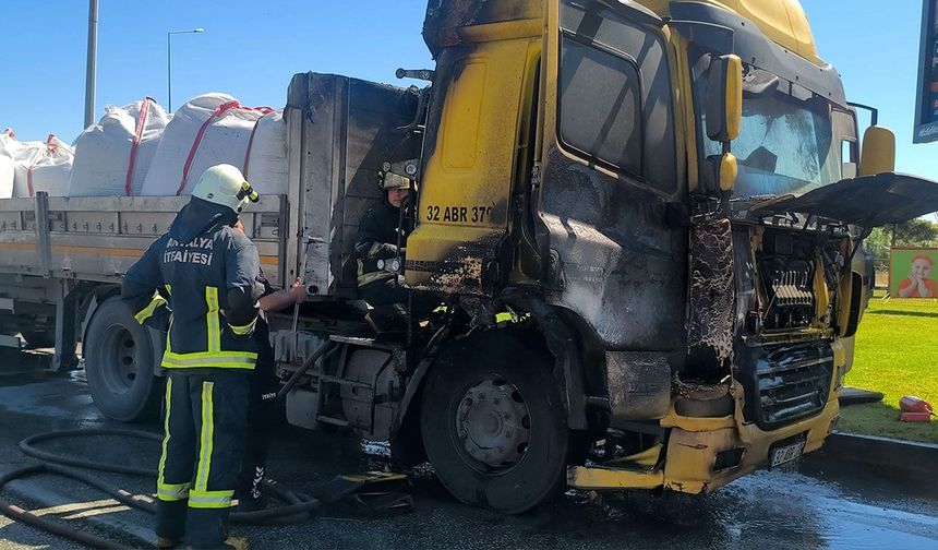 Kırmızı ışıkta bekleyen TIR alev aldı