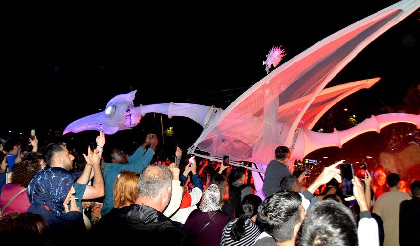Tiyatro Festivali'ne renkli kortej