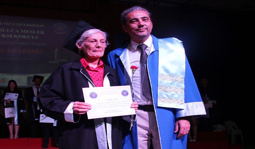 70 yaşında üniversiteden mezun oldu