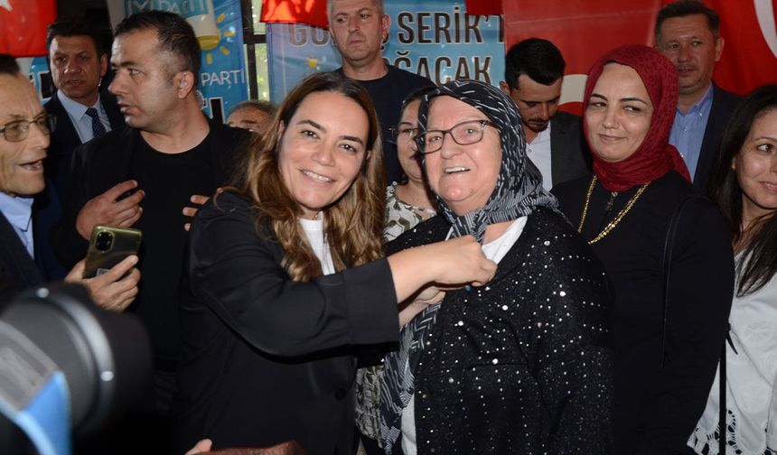 Serik'te İYİ Parti'den 'rozet' töreni