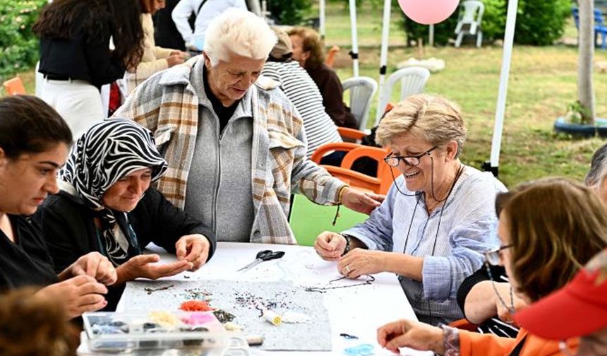 Muratpaşa'da yaşlı evlerinde bahar şenliği