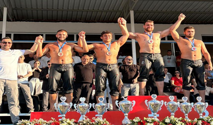 Kemer'in güreşçileri Manisa’da kürsüye çıktı