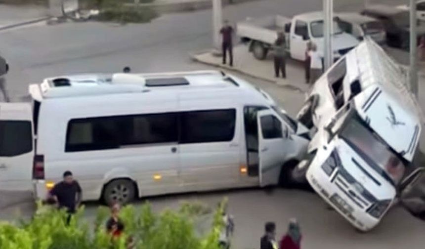 Serik'te minibüsler çarpıştı